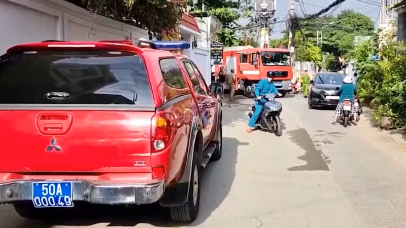 Các lực lượng chức năng phong tỏa hiện trường để chữa cháy và điều tra nguyên nhân vụ việc.
