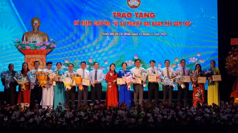 Trao tặng Kỷ niệm chương “Vì sự nghiệp Đại đoàn kết dân tộc”