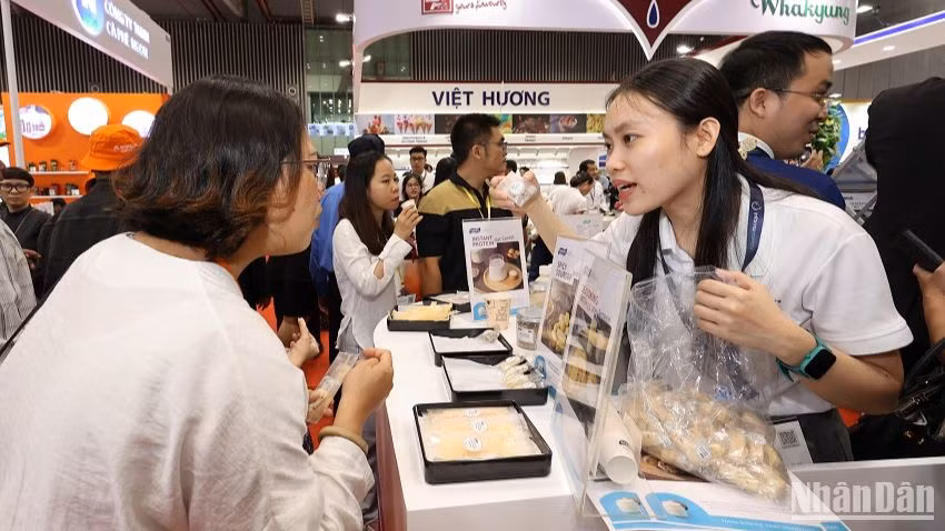 Các đại biểu tham quan, tìm hiểu gian hàng tại triển lãm Vietstock 2024.