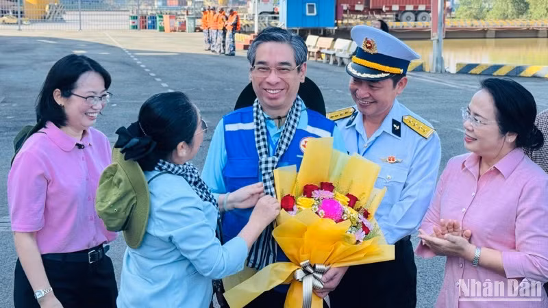 Lãnh đạo, nguyên lãnh đạo Thành phố Hồ Chí Minh tặng hoa chúc mừng các đại biểu trước giờ lên đường.