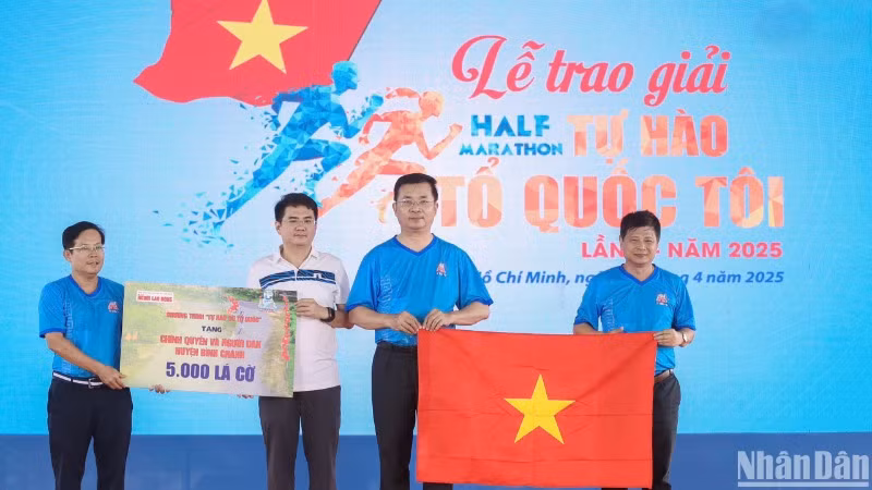 Ban Tổ chức trao 5 nghìn lá cờ Tổ quốc cho huyện Bình Chánh thực hiện "Tuyến đường cờ Tổ quốc"