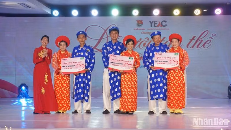 Ban Tổ chức trao quà tặng cho các cặp đôi may mắn theo hình thức quay số ngẫu nhiên. Ngoài việc được tổ chức một lễ cưới trang trọng, đầy ý nghĩa, Ban Tổ chức sẽ xem xét trao tặng Nhà tình bạn, Căn phòng mơ ước cho các cặp đôi có hoàn cảnh khó khăn. Ban Tổ chức trao quà tặng cho các cặp đôi may mắn theo hình thức quay số ngẫu nhiên. Ngoài việc được tổ chức một lễ cưới trang trọng, đầy ý nghĩa, Ban Tổ chức sẽ xem xét trao tặng Nhà tình bạn, Căn phòng mơ ước cho các cặp đôi có hoàn cảnh khó khăn.