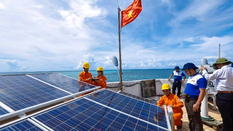 Cán bộ, công nhân viên EVNSPC kiểm tra hệ thống điện tại huyện đảo Trường Sa.