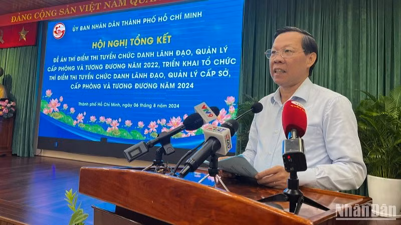 Chủ tịch Ủy ban nhân dân Thành phố Hồ Chí Minh Phan Văn Mãi phát biểu tại hội nghị.