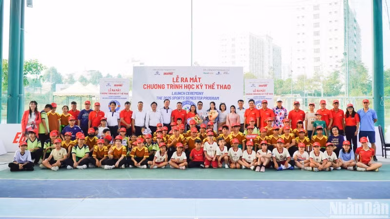 Đại diện các đơn vị và các trẻ em tham gia chương trình.