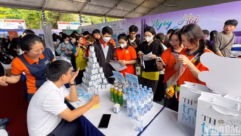 Ngày hội tuyển dụng thu hút hàng nghìn sinh viên tham gia. Ngày hội tuyển dụng thu hút hàng nghìn sinh viên tham gia.