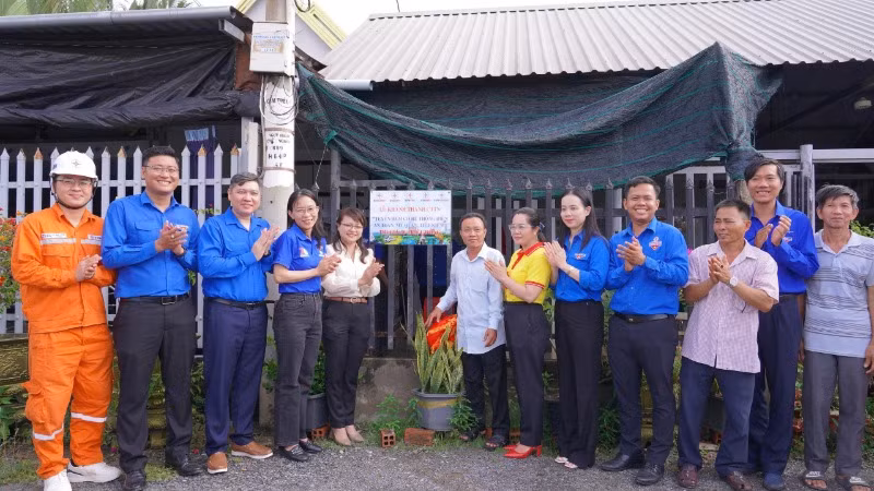 Đoàn thanh niên các đơn vị khánh thành một công trình điện tại xã đảo Thạnh An (Ảnh: DUY ĐOÀN)