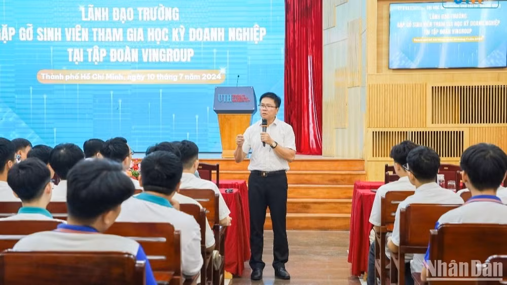 PGS, TS Nguyễn Xuân Phương, Hiệu trưởng nhà trường trao đổi cùng các sinh viên trước giờ tham gia học kỳ doanh nghiệp.