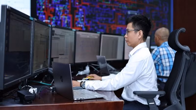 Kỹ sư trực tại Trung tâm điều độ hệ thống điện miền nam trong dịp Tết Nguyên đán