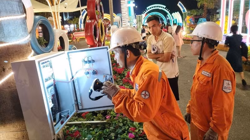 Công nhân EVNSPC trực vận hành trong dịp Tết Nguyên đán 2025