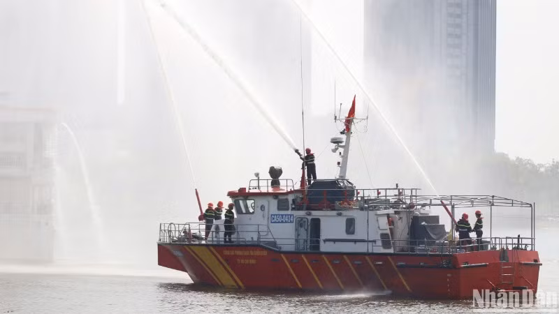 Các lực lượng tham gia cứu hộ cứu nạn, dập lửa tàu bị cháy trên sông Sài Gòn Các lực lượng tham gia cứu hộ cứu nạn, dập lửa tàu bị cháy trên sông Sài Gòn