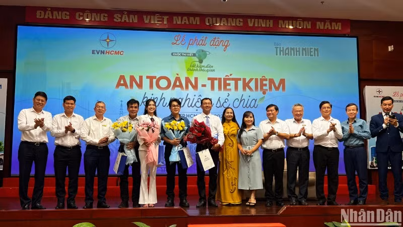 Các đại biểu chụp hình lưu niệm tại lễ phát động cuộc thi.