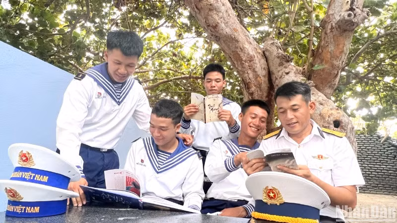 Cán bộ, chiến sĩ đảo Trường Sa lớn đọc sách bên gốc cây cổ thụ.