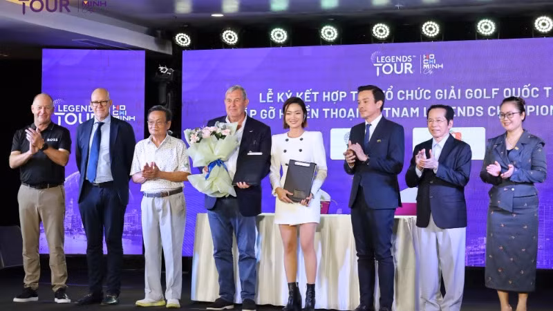 Đại diện Sở Văn hóa, Thể thao Thành phố Hồ Chí Minh tặng hoa các đơn vị tổ chức. (Ảnh: Ban tổ chức)
