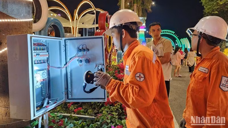 Công nhân kiểm tra kỹ thuật quá trình vận hành điện tại huyện Côn Đảo.