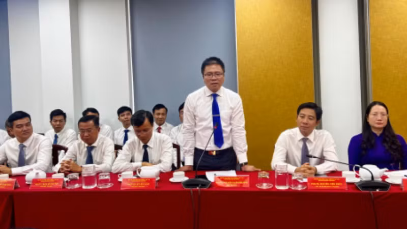 Phó Giáo sư, Tiến sĩ Nguyễn Xuân Phương thay mặt tập thể lãnh đạo nhà trường báo cáo tình hình hoạt động giảng dạy, đào tạo, nghiên cứu với đoàn công tác của Bộ trưởng và đoàn công tác Phó Giáo sư, Tiến sĩ Nguyễn Xuân Phương thay mặt tập thể lãnh đạo nhà trường báo cáo tình hình hoạt động giảng dạy, đào tạo, nghiên cứu với đoàn công tác của Bộ trưởng và đoàn công tác