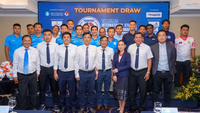 Đại diện Ban tổ chức và các đội bóng tại buổi họp kỹ thuật và bốc thăm chia bảng. (Ảnh: Độc Lập)
