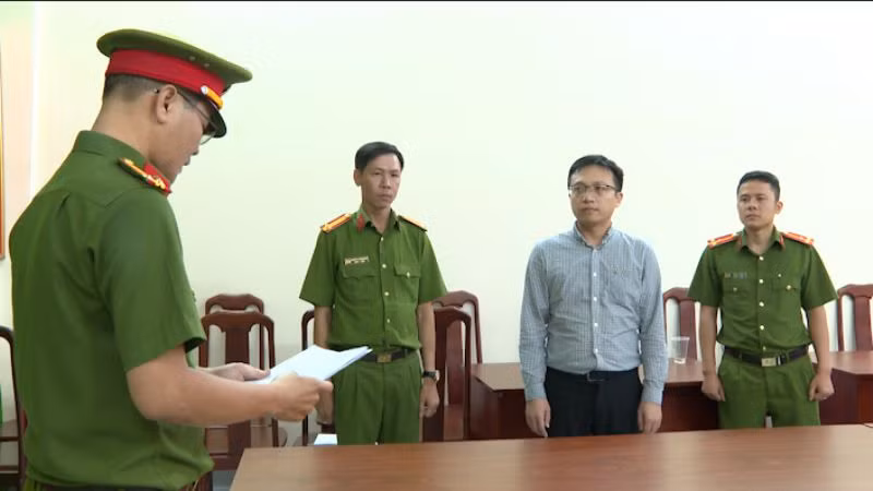 Bị cáo Đậu Ngọc Bình làm việc với Cơ quan chức năng. (Ảnh: Công an cung cấp)