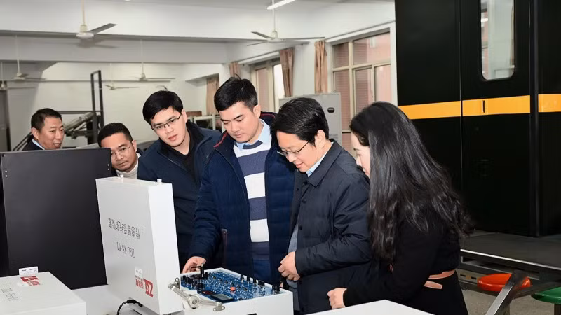 Tham quan phòng mô phỏng xử lý tín hiệu số đường sắt tốc độ cao tại NIRT. (Ảnh: UTH)