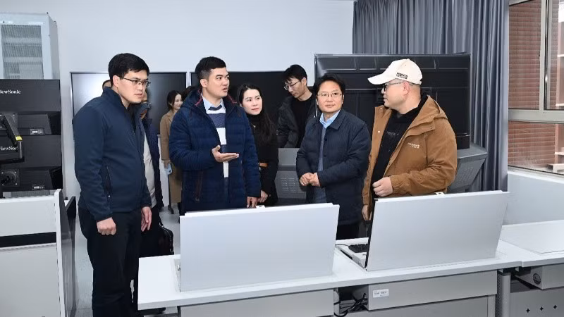 Tham quan Phòng thí nghiệm mô phỏng, điều động và thông tin tín hiệu đường sắt tốc độ cao tại NIRT. (Ảnh: UTH)