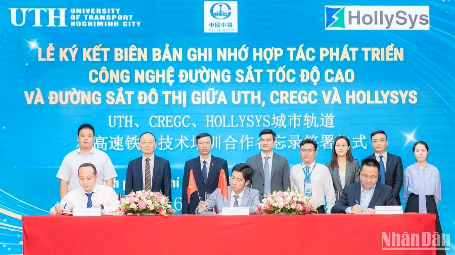 Đại diện UTH , CREGC và HollySys tổ chức ký thỏa thuận hợp tác về đào tạo, nghiên cứu khoa học và chuyển giao công nghệ đường sắt tốc độ cao và đường sắt đô thị.