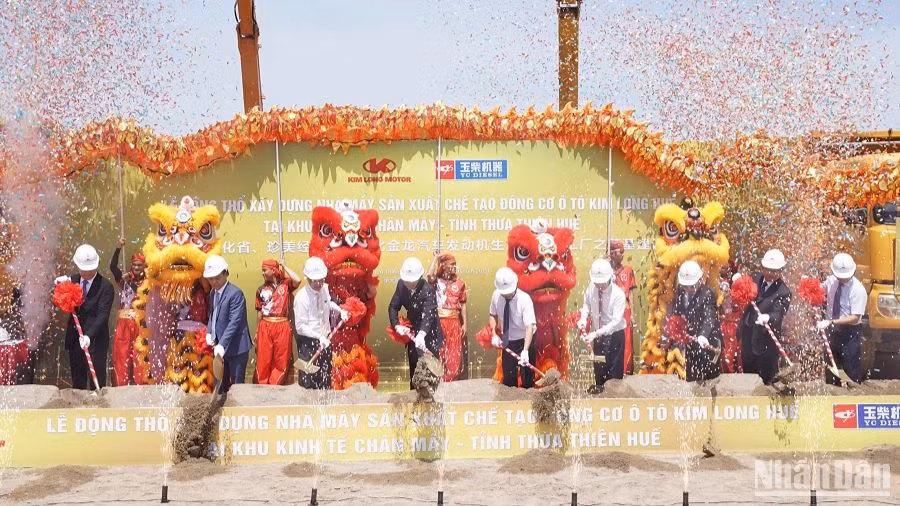 Các đơn vị tổ chức khởi công dự án nhà máy sản xuất chế tạo động cơ Kim Long Huế với tổng vốn đầu tư 260 triệu USD tại Thừa Thiên Huế.