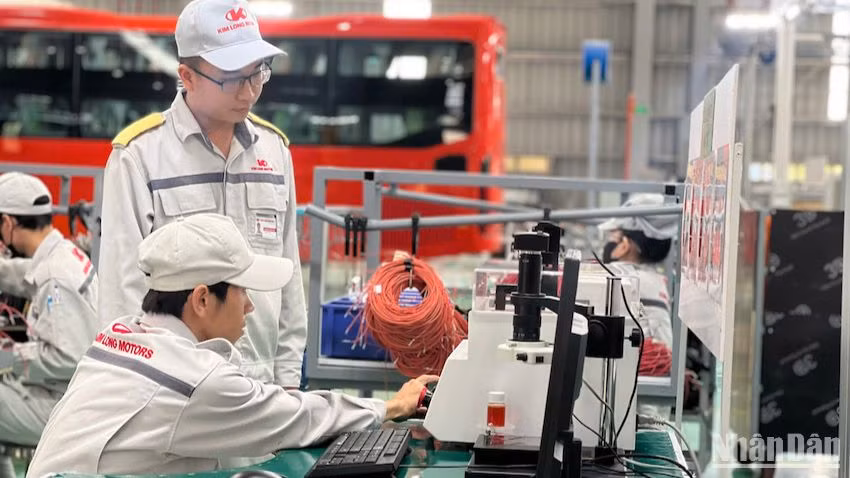 Kỹ sư, công nhân nhà máy Kim Long Motor Huế kiểm tra các công đoạn trong dây chuyền lắp ra ô tô