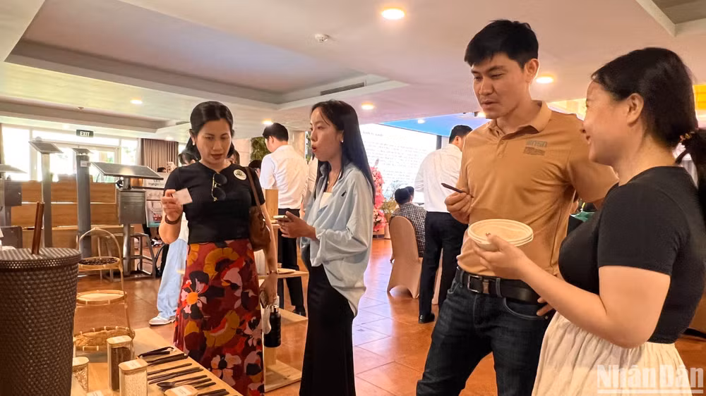 Các đại biểu tham quan một gian hàng sản phẩm thân thiện với môi trường.
