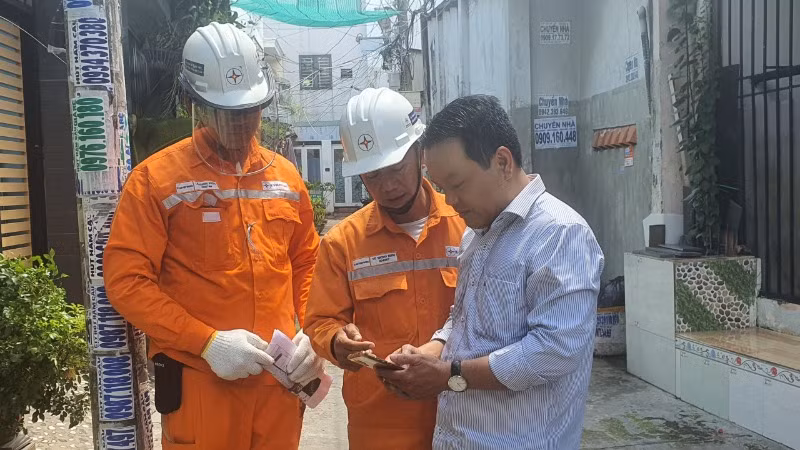 Công nhân Tổng Công ty Điện lực Thành phố Hồ Chí Minh tuyên truyền các giải pháp tiết kiệm điện cho người dân. Công nhân Tổng Công ty Điện lực Thành phố Hồ Chí Minh tuyên truyền các giải pháp tiết kiệm điện cho người dân.