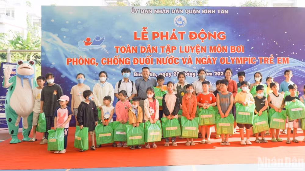 Các đơn vị tổ chức trao quà cho các trẻ em có hoàn cảnh khó khăn trên địa bàn. Các đơn vị tổ chức trao quà cho các trẻ em có hoàn cảnh khó khăn trên địa bàn.