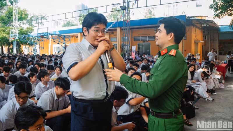 Các em học sinh giao lưu với cán bộ công an tại chương trình.