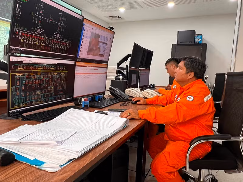 Tổ trực vận hành lưới điện tại Công ty Điện lực Gia Định thực hiện ca trực nghiêm túc trong sáng 15/2. Các công ty Điện lực khác cũng thực hiện việc trực xuyên Tết để bảo đảm cấp điện ổn định cho người dân thành phố vui xuân đón Tết. Tổ trực vận hành lưới điện tại Công ty Điện lực Gia Định thực hiện ca trực nghiêm túc trong sáng 15/2. Các công ty Điện lực khác cũng thực hiện việc trực xuyên Tết để bảo đảm cấp điện ổn định cho người dân thành phố vui xuân đón Tết.