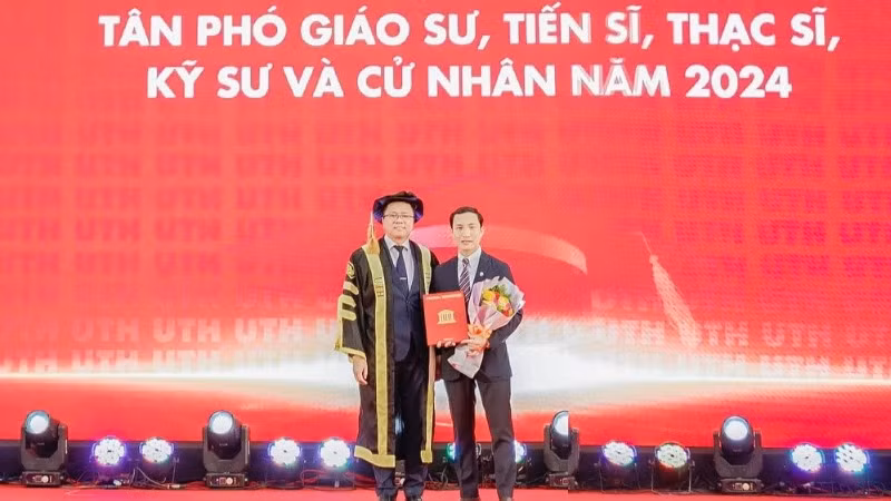 Phó Giáo sư, Tiến sĩ Nguyễn Xuân Phương, Hiệu trưởng UTH trao quyết định và vinh danh Tân Phó Giáo sư Đoàn Văn Đổng.