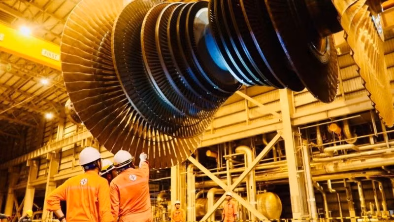 Đội ngũ kỹ thuật EPS thực hiện công tác tháo rotor turbine hạ áp.