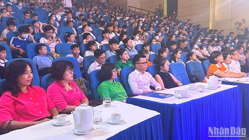 Các đại biểu và các em dự chương trình.