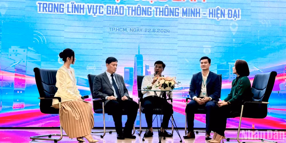 Các diễn giả trao đổi tại toạ đàm "Cơ hội việc làm trong lĩnh vực giao thông thông minh-hiện đại". Các diễn giả trao đổi tại toạ đàm "Cơ hội việc làm trong lĩnh vực giao thông thông minh-hiện đại".