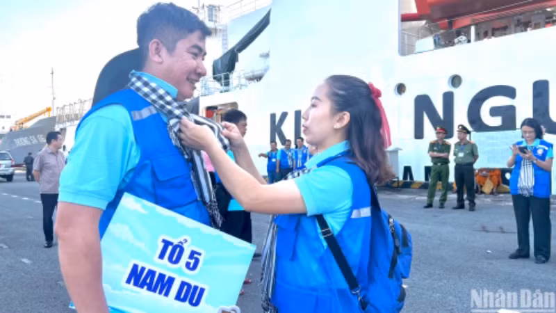 Các đại biểu trước giờ khởi hành.