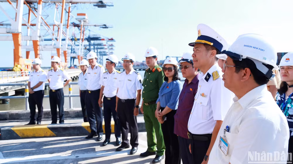 Đoàn Đại biểu Quốc hội tỉnh Bà Rịa-Vũng Tàu khảo sát thực tế cụm cảng Tân Cảng Cái Mép Thị Vải.