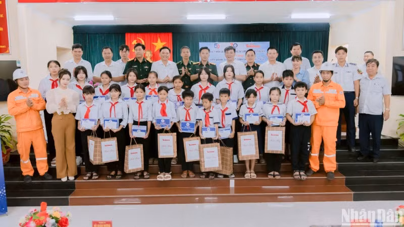 Đại diện lãnh đạo các đơn vị tặng quà cho các em học sinh, cán bộ và nhân dân trên đảo Thổ Châu