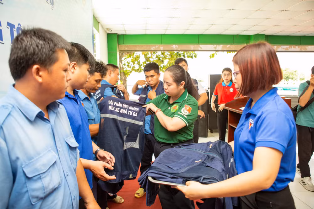 Thành đoàn Thành phố Hồ Chí Minh trao tặng đồng phục cho đội phản ứng nhanh về an ninh trật tự tại các bến xe. (Ảnh: TĐ)