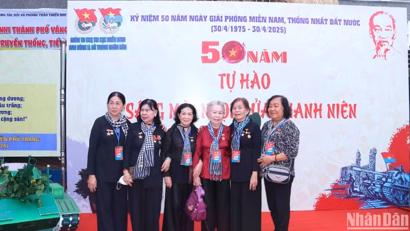 Các đại biểu tham dự buổi họp mặt.