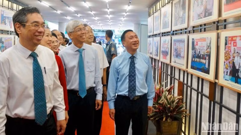 Các đại biểu tham quan triển lãm hình ảnh các hoạt động tổ chức Ngày hội Đại đoàn kết toàn dân tộc giai đoạn 2003-2023