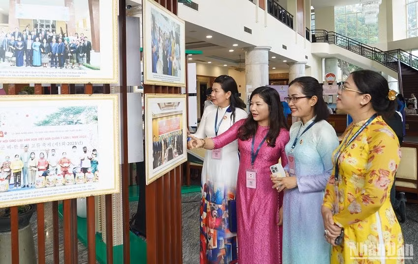 Các đại biểu tham quan triển lãm các hoạt động của Mặt trận Tổ quốc Thành phố Hồ Chí Minh các cấp trước giờ khai mạc đại hội. (Ảnh: THẾ ANH)