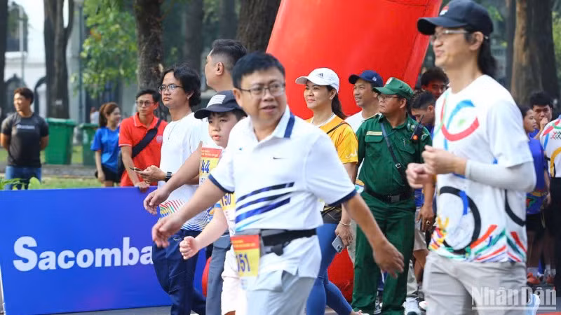 Đông đảo các tầng lớp tham gia Ngày chạy Olympic vì sức khỏe toàn dân.