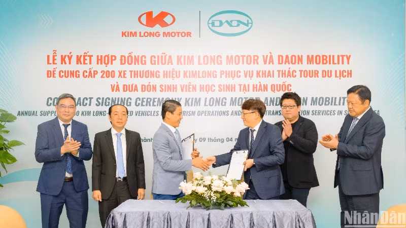 Đại diện Kim Long motor Huế (Việt Nam) và Công ty DAON Mobility (Hàn Quốc) ký kết hợp đồng.