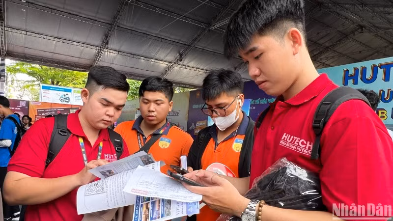Các sinh viên tìm hiểu thông tin các doanh nghiệp tham gia tuyển dụng.