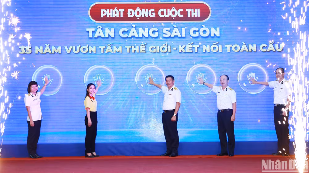 Các đại biểu nhấn nút phát động cuộc thi.