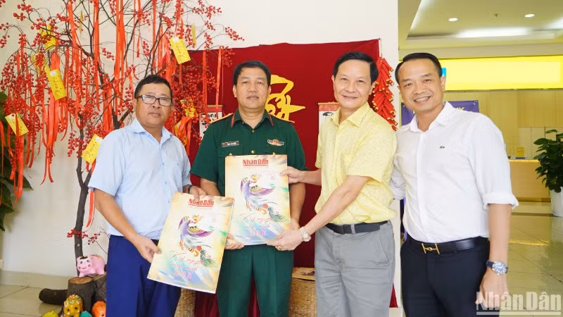 Đại diện các đơn vị trao tặng Báo Xuân đến cán bộ, chiến sĩ Sư đoàn 9. (Ảnh: THẾ ANH)