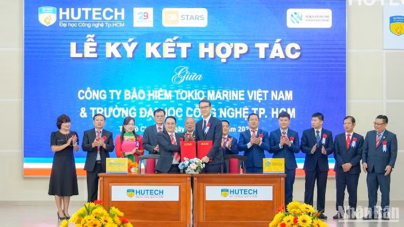 HUTECH thực hiện ký kết các thỏa thuận “Đào tạo nguồn nhân lực gắn liền với nhu cầu của doanh nghiệp” với các doanh nghiệp. HUTECH thực hiện ký kết các thỏa thuận “Đào tạo nguồn nhân lực gắn liền với nhu cầu của doanh nghiệp” với các doanh nghiệp.