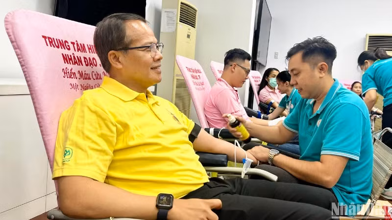 Lãnh đạo Công ty cổ phần chăn nuôi C.P. Việt Nam (doanh nghiệp Thái Lan đầu tư tại Việt Nam) tham gia hiến máu tại chương trình. (Ảnh: QUANG QUÝ)